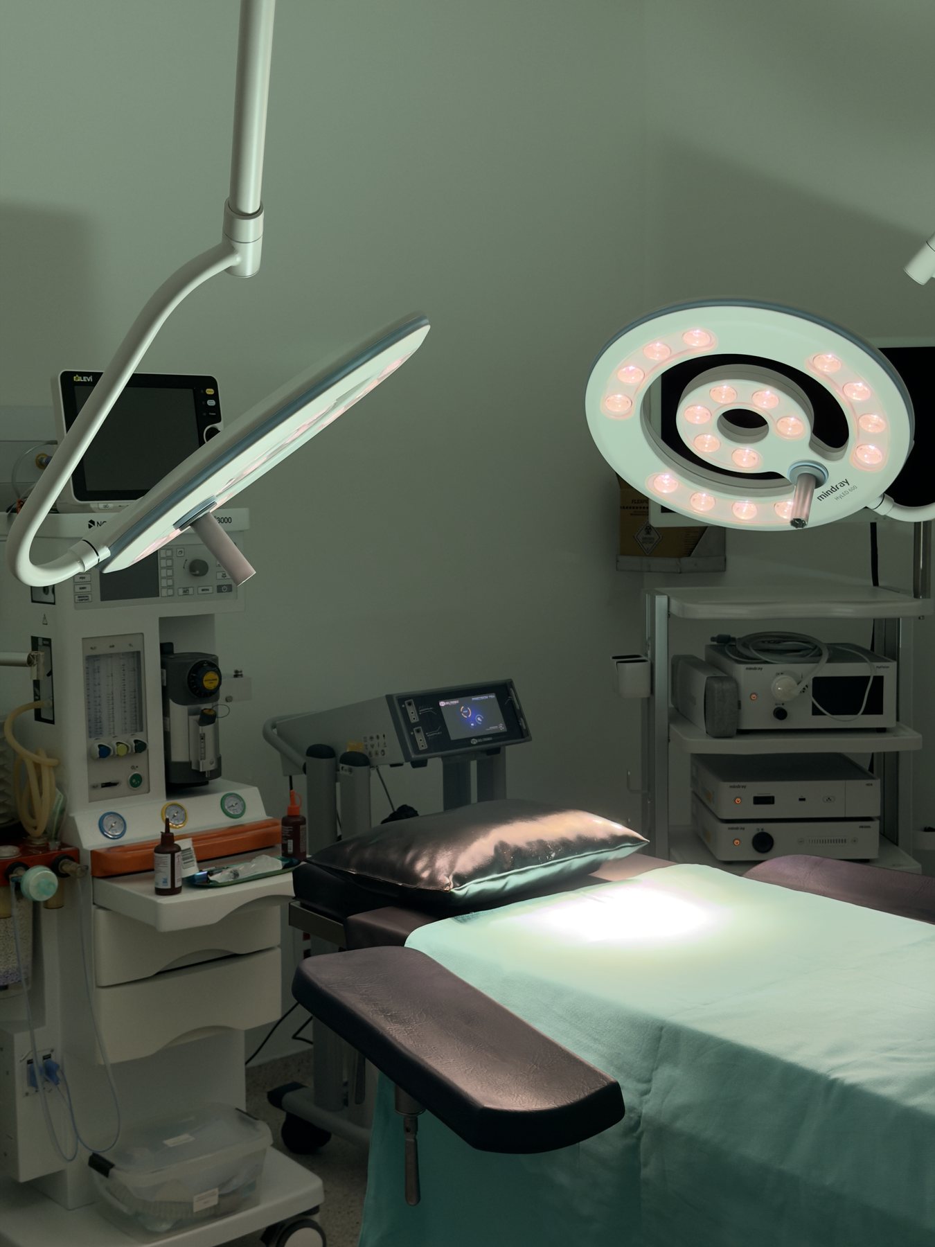 Bloco cirúrgico do Hospital Fases com o foco cirúrgico aceso sobre a mesa